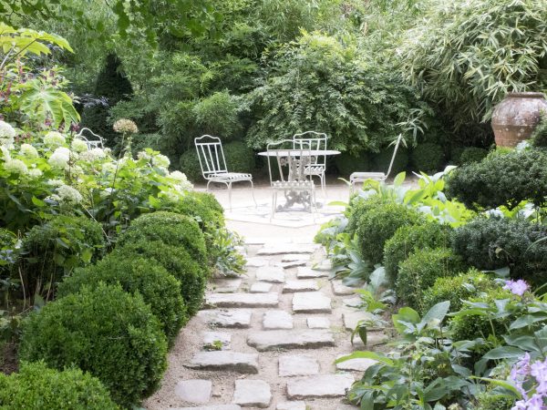 Create a private terrace in the middle of lush planting