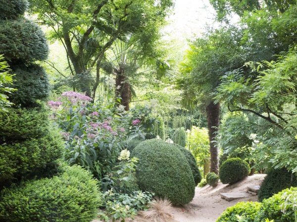 Les Jardins Agapanthe - outstanding planting and river sand paths