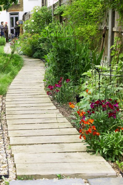 S shaped garden paths for long, thin gardens