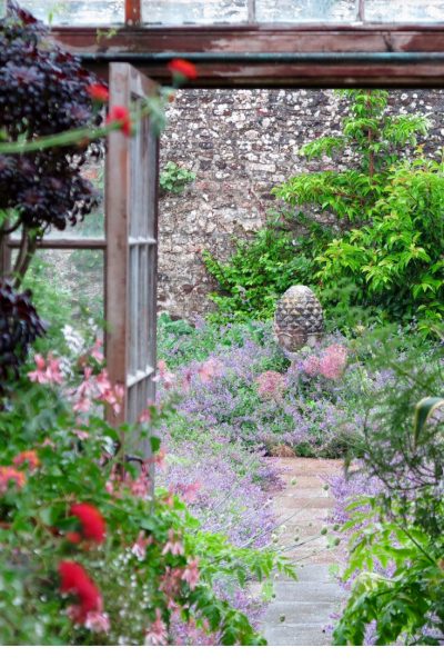 Country garden ideas and inspiration from this beautiful classic English country garden #gardening #Englishcountrygarden
