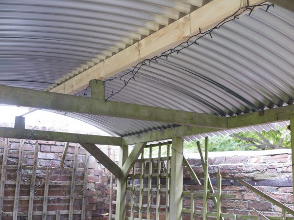 How to support the curved roof