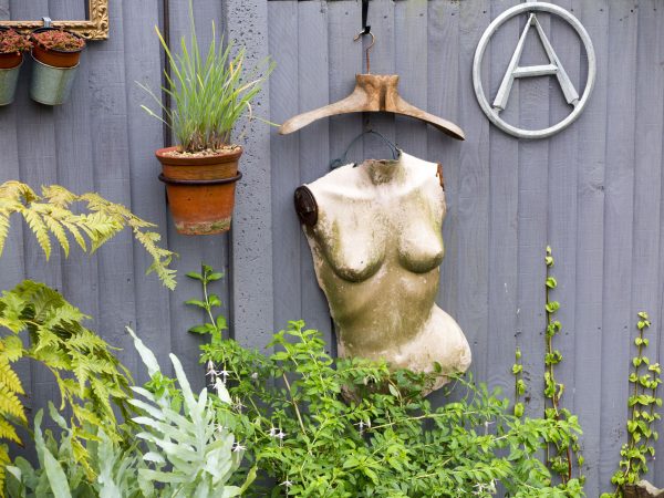 Hang vintage finds on the fence