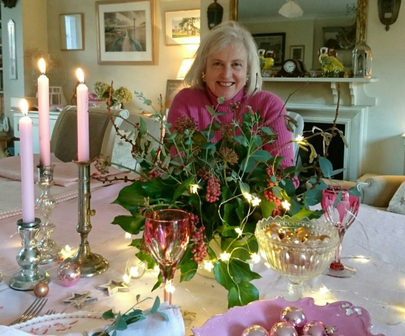 Adornos de mesa de Navidad en rosa pálido para un aspecto elegante y tradicional.